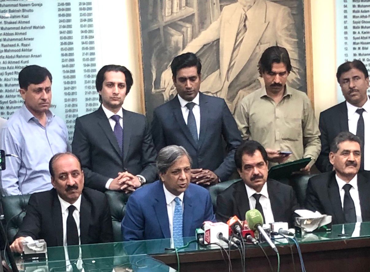 Media talk of Federal Law Minister along with senior Members of Pakistan Bar Council on the eve of inauguration of DLE